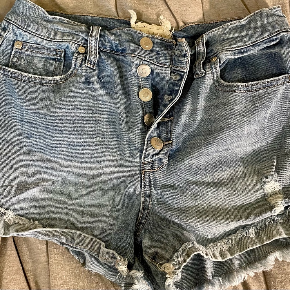 Altard State size 28 high waisted button denim shorts